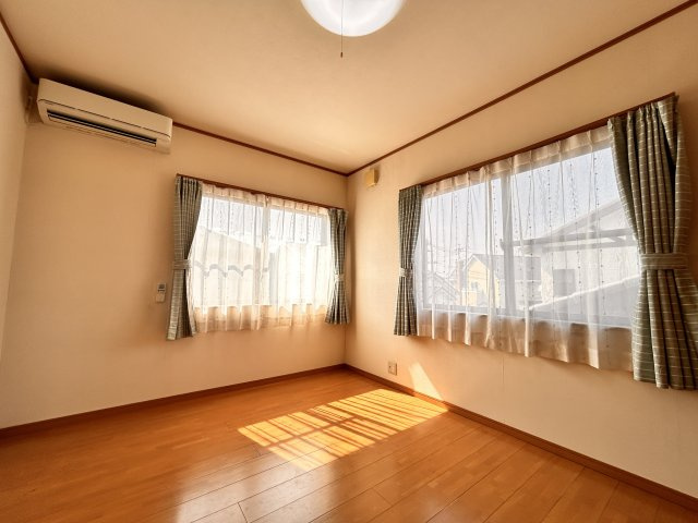 子育て世代に嬉しい広々空間と周辺環境　熊本県菊池郡菊陽町光の森5丁目 中古戸建の洋室|二面採光の明るく華やかなお部屋です