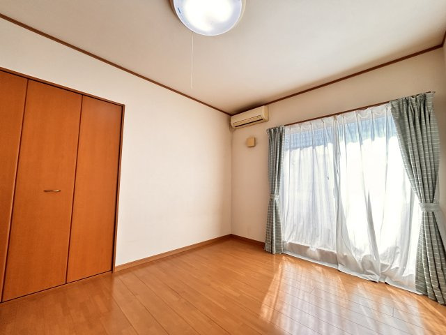 子育て世代に嬉しい広々空間と周辺環境　熊本県菊池郡菊陽町光の森5丁目 中古戸建の洋室|クローゼットは思い出の品を大切に保ちながら、
たっぷりと収納できるスペースがあります