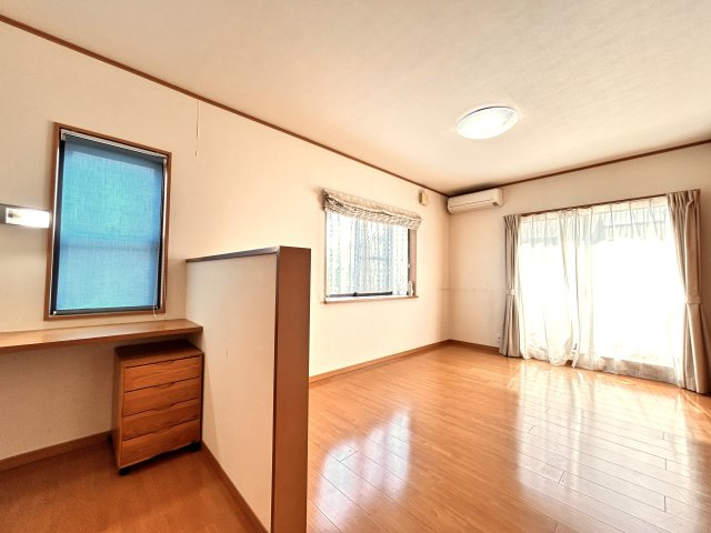 子育て世代に嬉しい広々空間と周辺環境　熊本県菊池郡菊陽町光の森5丁目 中古戸建の居間・リビング|プライベート感たっぷりの落ち着きある主寝室。半個室書斎で趣味や読書、仕事を好きな時間好きなだけ