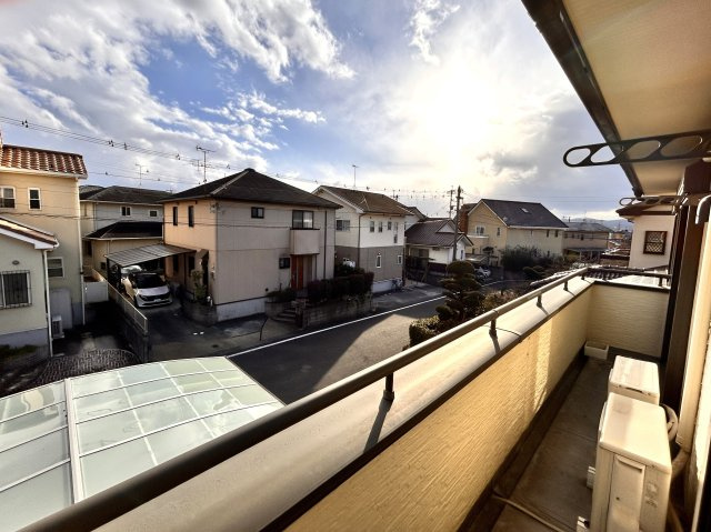 子育て世代に嬉しい広々空間と周辺環境　熊本県菊池郡菊陽町光の森5丁目 中古戸建の展望|周辺に高い建物がないため、日差しが燦燦と降り注ぎ、窓を開ければ心地よい風が吹き込みます
