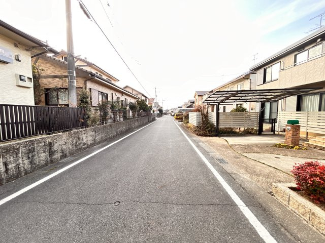 子育て世代に嬉しい広々空間と周辺環境　熊本県菊池郡菊陽町光の森5丁目 中古戸建の前面道路含む現地写真