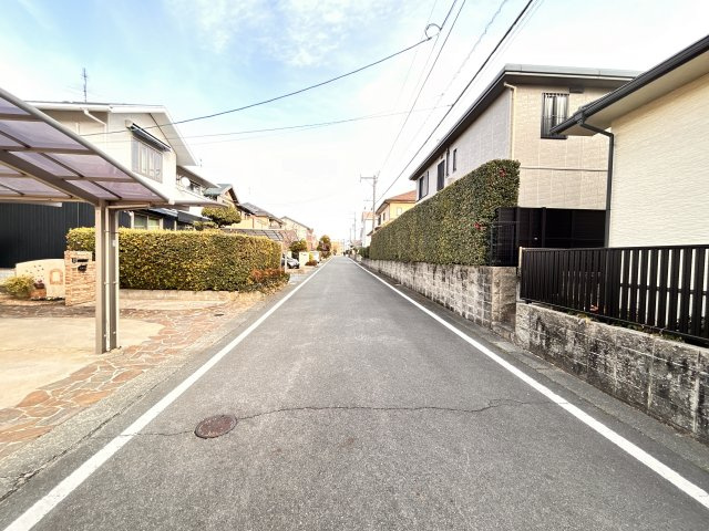 子育て世代に嬉しい広々空間と周辺環境　熊本県菊池郡菊陽町光の森5丁目 中古戸建の前面道路含む現地写真