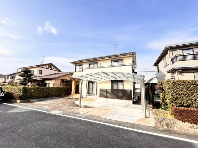 子育て世代に嬉しい広々空間と周辺環境　熊本県菊池郡菊陽町光の森5丁目 中古戸建の駐車場|普通車が並列で４台駐車可能！来客対応でやきもきすることはありません
