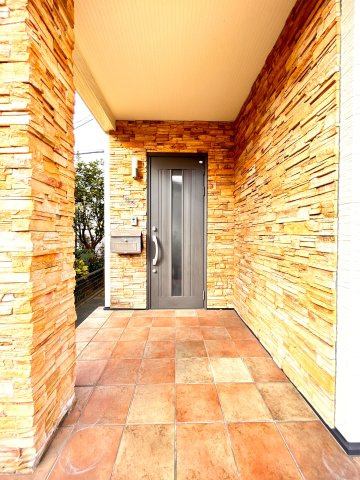 子育て世代に嬉しい広々空間と周辺環境　熊本県菊池郡菊陽町光の森5丁目 中古戸建の玄関|存在感のあるお洒落な玄関ポーチが毎日の帰宅を楽しみに
