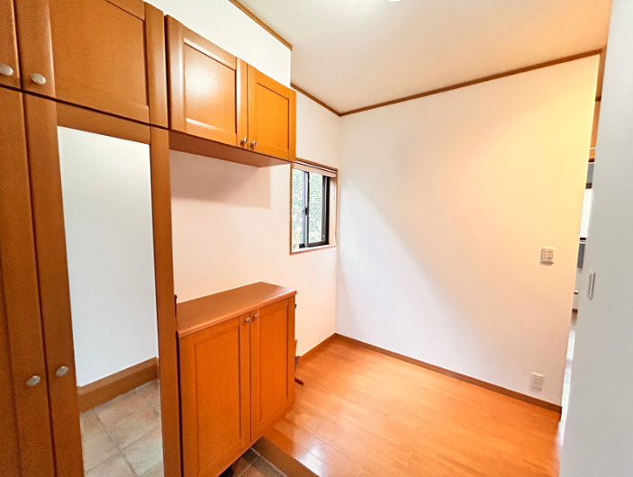 子育て世代に嬉しい広々空間と周辺環境　熊本県菊池郡菊陽町光の森5丁目 中古戸建の玄関|毎日出迎えてくれる明るい玄関に好きな買い絵画を飾りませんか？