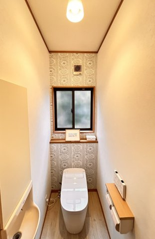 子育て世代に嬉しい広々空間と周辺環境　熊本県菊池郡菊陽町光の森5丁目 中古戸建のトイレ|2022年「アラウーノ」に取り換え済♪アクセントクロスでトイレがお洒落空間に