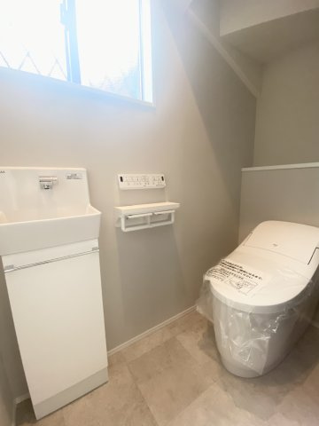 武岡4丁目　S-pasio　B棟のトイレ|※イメージ
1階の温水洗浄便座トイレです。独立した手洗い場には掃除道具も収納できます。