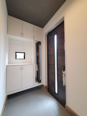 吉川市　大字保　新築戸建　全1棟の玄関|施工例です