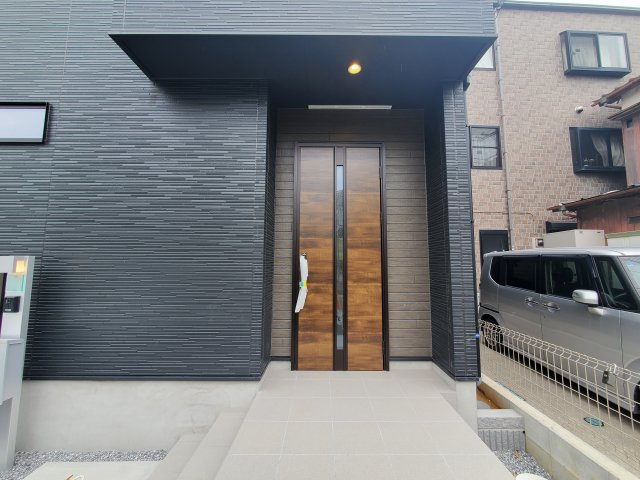 吉川市　大字保　新築戸建　全1棟の玄関|施工例です