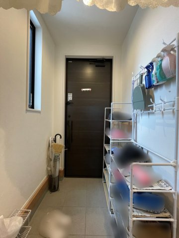 中古戸建・中古住宅　太田市飯塚町　九合小学校・東中学校の玄関|玄関にも窓があるため明るく毎日気持ちよくお出かけができそうです！