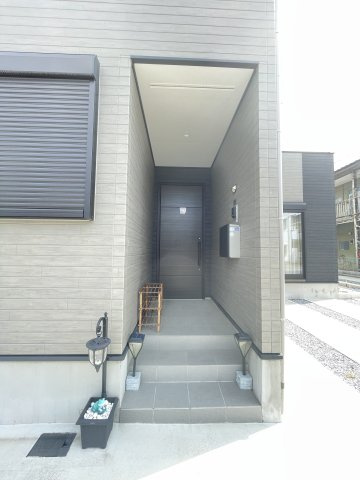 中古戸建・中古住宅　太田市飯塚町　九合小学校・東中学校の玄関|奥行きがあるので雨が降っても開閉に心配ありません！