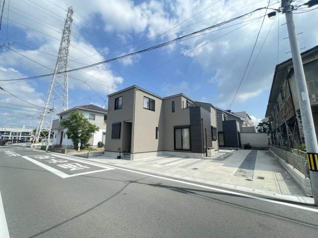 中古戸建・中古住宅　太田市飯塚町　九合小学校・東中学校の前面道路含む現地写真|前面道路が広く駐車するのも楽々です！