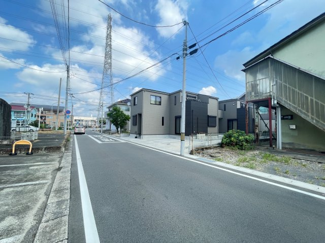 中古戸建・中古住宅　太田市飯塚町　九合小学校・東中学校の前面道路含む現地写真|人通りがあるため防犯面でも安心感があります！