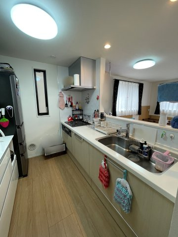 中古戸建・中古住宅　太田市飯塚町　九合小学校・東中学校のキッチン|吊戸棚がない対面キッチンなので開放的でリビングの様子も見守りながら家事ができます！