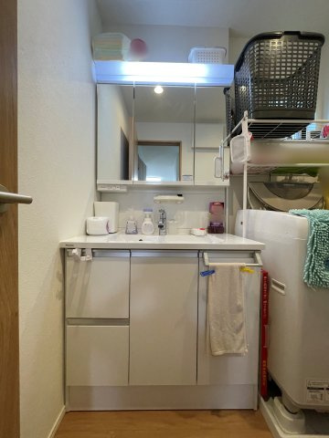 中古戸建・中古住宅　太田市飯塚町　九合小学校・東中学校の独立洗面台|三面鏡付き洗面台の隣には洗濯機置き場もあります！