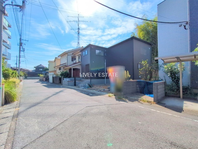 草加市稲荷4丁目 新築分譲住宅の前面道路含む現地写真