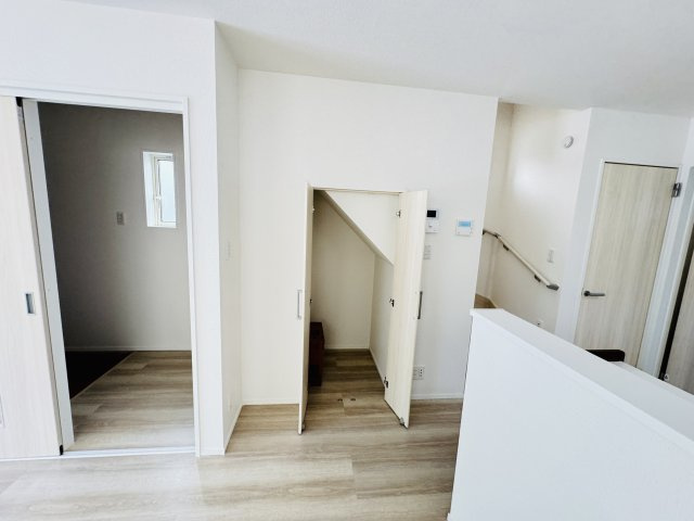 【居間・リビング】 | 市川市大野町１丁目新築戸建（大野町第２期） | リビング収納スペース