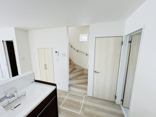 【居間・リビング】 | 市川市大野町１丁目新築戸建（大野町第２期） | 家族の顔が見えるリビングイン階段