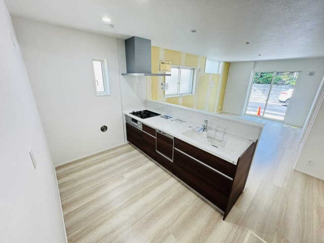 市川市大野町１丁目新築戸建（大野町第２期）のキッチン|お手入れしやすいレンジフード・おしゃれな人工大理石シンク♪