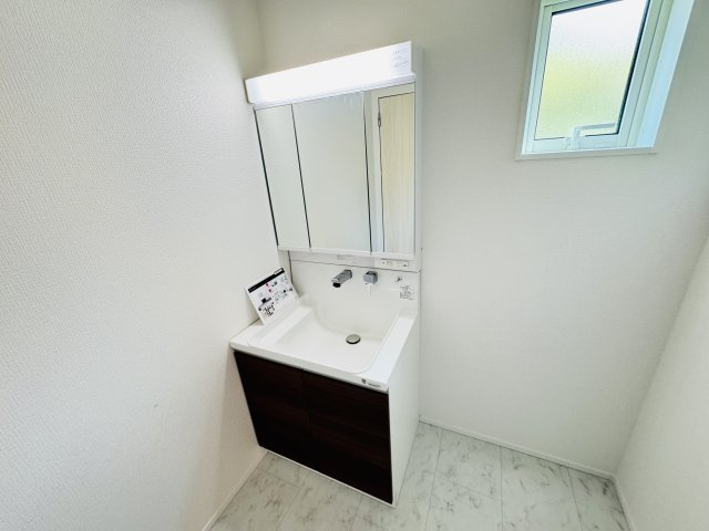 【独立洗面台】 | 市川市大野町１丁目新築戸建（大野町第２期） | シャワーヘッド付き三面鏡洗面化粧台