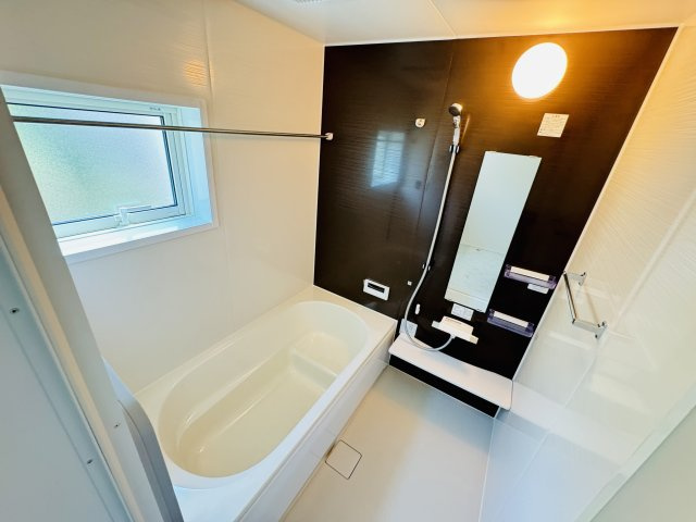 【浴室】 | 市川市大野町１丁目新築戸建（大野町第２期） | 手元で水流切り替えシャワーヘッド・足を伸ばせる広々浴槽で毎日リラックス♪