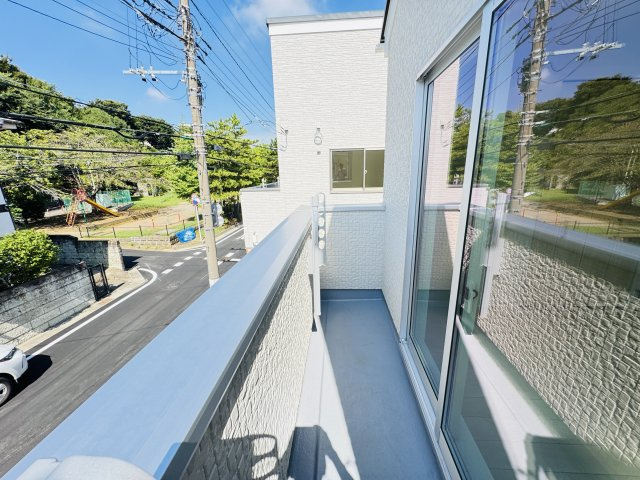 【バルコニー】 | 市川市大野町１丁目新築戸建（大野町第２期） | 寝室前南西向きバルコニー