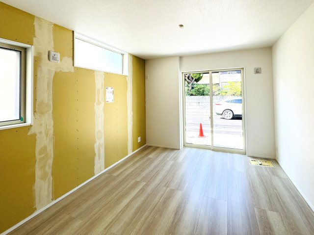 【居間・リビング】 | 市川市大野町１丁目新築戸建（大野町第２期） | 15帖リビングダイニングキッチン・選べるアクセントクロス・床暖房付き