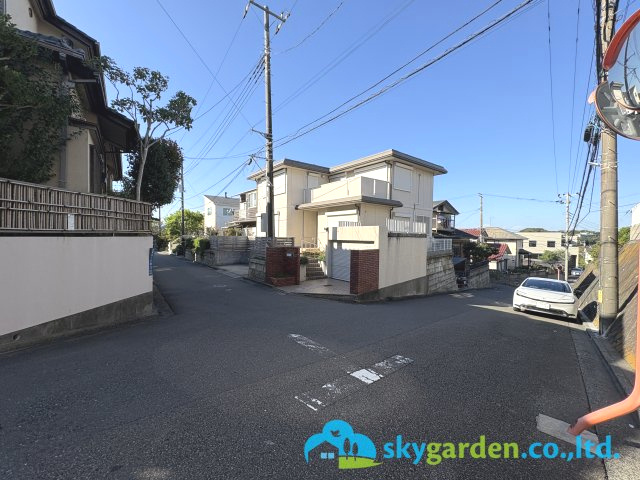 鎌倉市腰越　中古戸建の前面道路含む現地写真