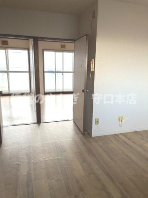 【居間・リビング】 | レジデンス東門真 | 奥に２部屋分かれてます