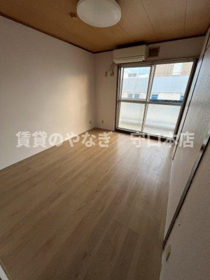 【洋室】 | レジデンス東門真 | 向かって左側の洋室です