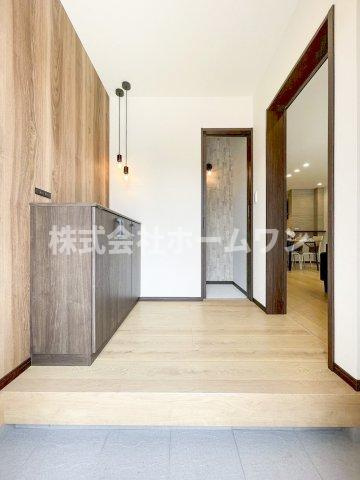 西多摩郡瑞穂町長岡　新築戸建の玄関|明るい玄関です