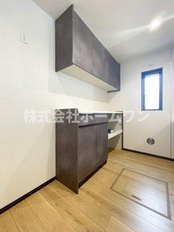 西多摩郡瑞穂町長岡　新築戸建のキッチン|キッチン背面収納付き