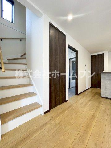 西多摩郡瑞穂町長岡　新築戸建の居間・リビング|リビングイン階段となっております