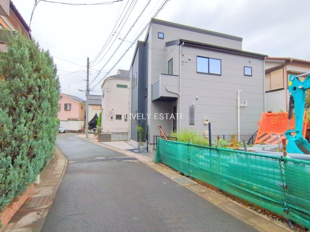 草加市松江3丁目 新築分譲住宅の前面道路含む現地写真