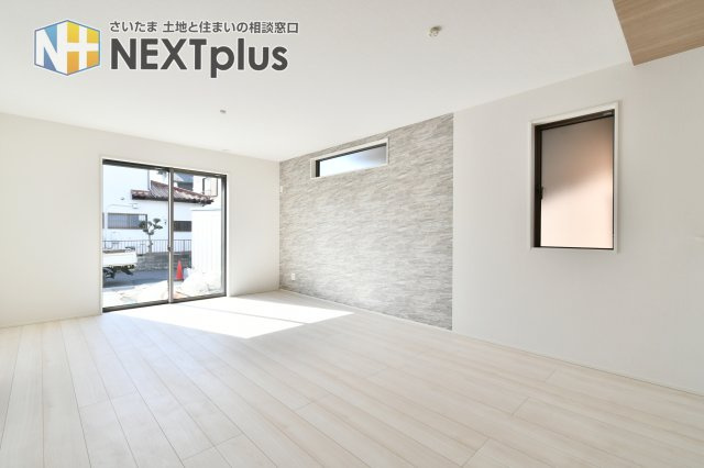 久喜市青葉５期全２棟　１号棟の居間・リビング|【LDK】大開口の掃き出し窓から光を取り込むLDK。家具配置がしやすい形状です。日照時間や外からの視線、窓の高さ、網戸・シャッター有無、道路音は時間帯を変えて現地でご確認ください。