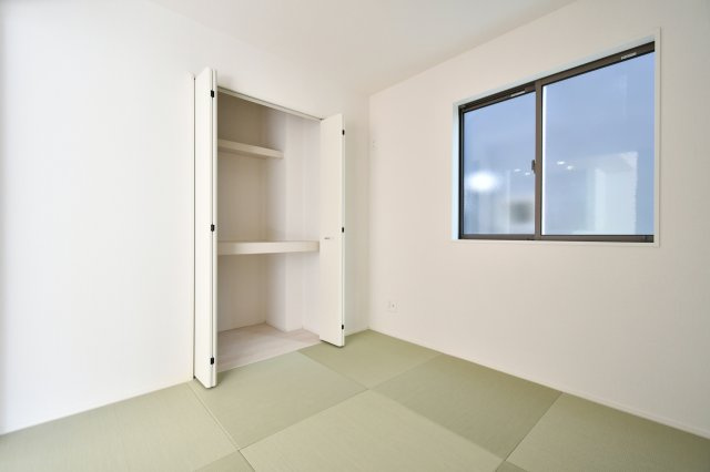 久喜市青葉５期全２棟　１号棟の和室|【和室】収納付きの和室は客間・お昼寝・キッズスペースなど多目的に活躍。窓から採光も確保できます。畳の色味や広さ、建具の開閉、家具配置のしやすさは現地で体感しご確認ください。使い方も想像を。