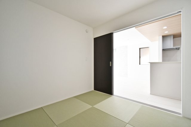 久喜市青葉５期全２棟　１号棟の和室|【和室→LDK】和室はリビング続きで、引き戸を開けると一体利用も可能。来客時の使い分けや家事スペースにも便利です。段差の有無、建具の納まり、音の抜け方は現地で確認を。将来の寝室にも。