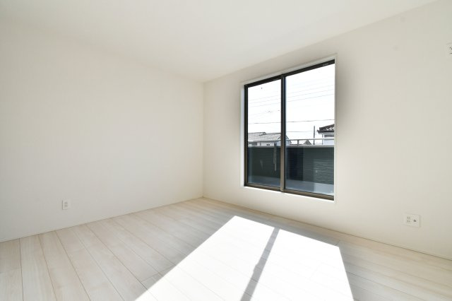 久喜市青葉５期全２棟　１号棟の洋室|洋室①：バルコニーに面した洋室。大きな窓から光が入り、明るい床色で開放感のある空間です。ベッドやデスクの配置もしやすい形状で、主寝室・子ども部屋など暮らし方に合わせて使えます。