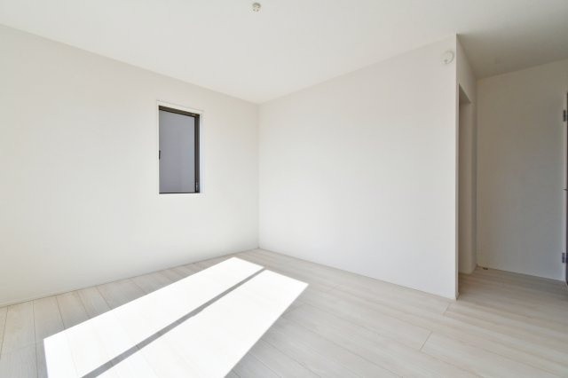 久喜市青葉５期全２棟　１号棟の洋室|洋室①：洋室を別角度から。採光窓と出入口位置が分かり、家具配置や生活動線の検討に役立ちます。壁面が広く、収納家具やデスクも置きやすいレイアウト。書斎や趣味部屋としても使いやすい一室です。