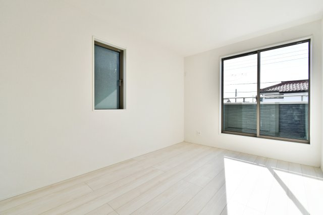 久喜市青葉５期全２棟　１号棟の洋室|洋室②：窓の位置と外の抜け感が伝わる洋室。採光をしっかり確保し、室内が広く感じられます。ベッドの向きやカーテン選びも具体的に想像しやすい一枚。朝の目覚めが心地よい明るさです。