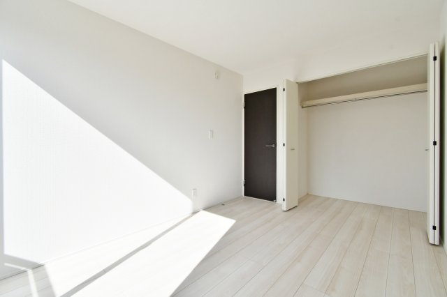 久喜市青葉５期全２棟　１号棟の洋室|洋室②：クローゼット付きの洋室。開口が広く出し入れがスムーズで、衣類を掛けて収納しやすい仕様です。室内をすっきり保ちやすく、模様替えの自由度も高いシンプル空間。寝室・子ども部屋に便利です。