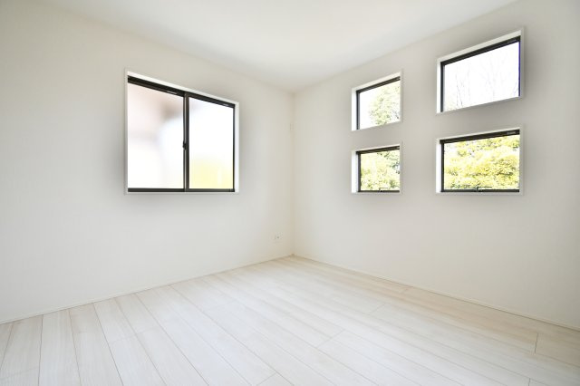 久喜市青葉５期全２棟　１号棟の洋室|洋室③：二面採光で明るい洋室。窓が複数あり風が通りやすく、日中は照明に頼りにくい快適さが魅力です。子ども部屋やワークスペースにもおすすめ。換気もしやすく、季節の変化を感じられる空間です。