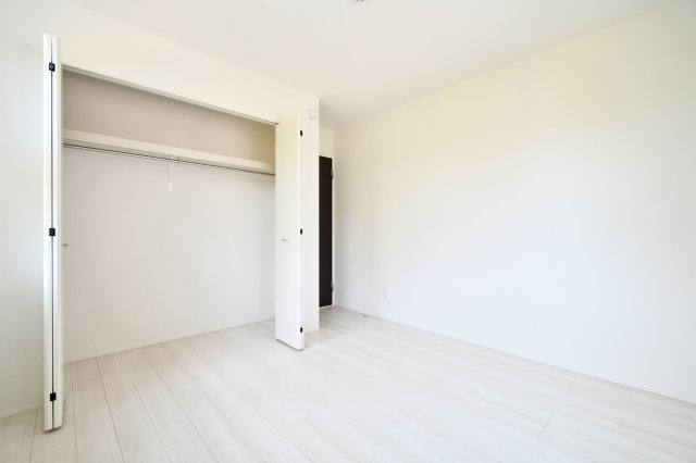 久喜市青葉５期全２棟　１号棟の洋室|洋室③：小窓が並ぶ洋室は、視線を遮りつつ光を取り込めるのが魅力。壁面が多く家具配置がしやすい形状です。プライベート感を保ちながら明るさも確保でき、書斎・趣味部屋・子ども部屋など多用途に活躍します。