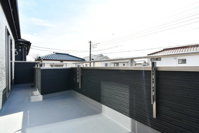 久喜市青葉５期全２棟　１号棟のバルコニー|奥行きのあるバルコニー。高めの目隠し壁で外からの視線が気になりにくく、洗濯物や布団干しも安心。防水床で掃除もしやすく、外干し派に嬉しい実用的な空間です。