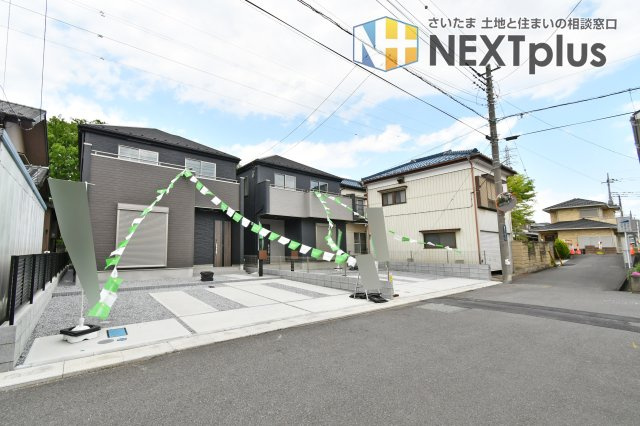 久喜市青葉５期全２棟　１号棟の前面道路含む現地写真|前面道路を含めた現地外観。道路幅や見通し、周辺の街並みが一目で分かり、車の出入りや来客時の動線を想像しやすい一枚です。日当たりの方向感や隣家との距離感の確認にも。