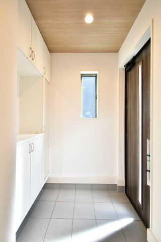 久喜市青葉５期全２棟　１号棟の玄関|【玄関】玄関は採光窓付きで明るい印象。段差が見やすく動線もシンプルです。ベビーカーや傘の置き場、来客時の動きやすさ、収納量に合わせた使い勝手は現地で実際にご確認ください。玄関幅も要チェック。