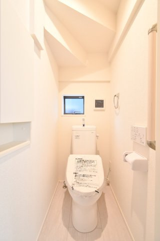 久喜市青葉５期全２棟　１号棟のトイレ|【トイレ】トイレは窓付きで明るさと換気に配慮。手洗い一体型で省スペースです。ペーパー収納や掃除用具の置き場、操作パネル位置、手すりの有無、音の響き方は現地で確認を。立ち位置もチェック。