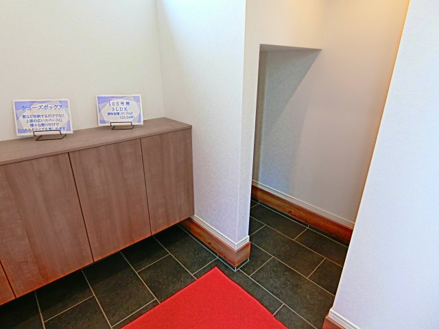 スカイタウン土気105号棟の玄関