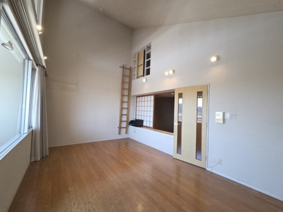 【居間・リビング】 | 〈コモンシティ湘南衣笠サウス・リッジ〉最上階！陽当り良好！