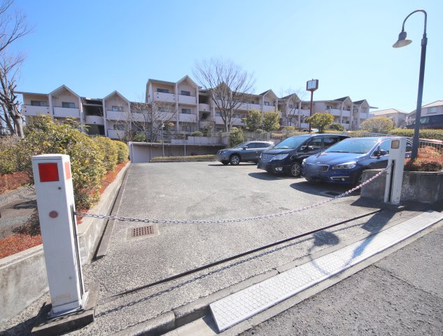 ヒルクレストあやめ池の駐車場